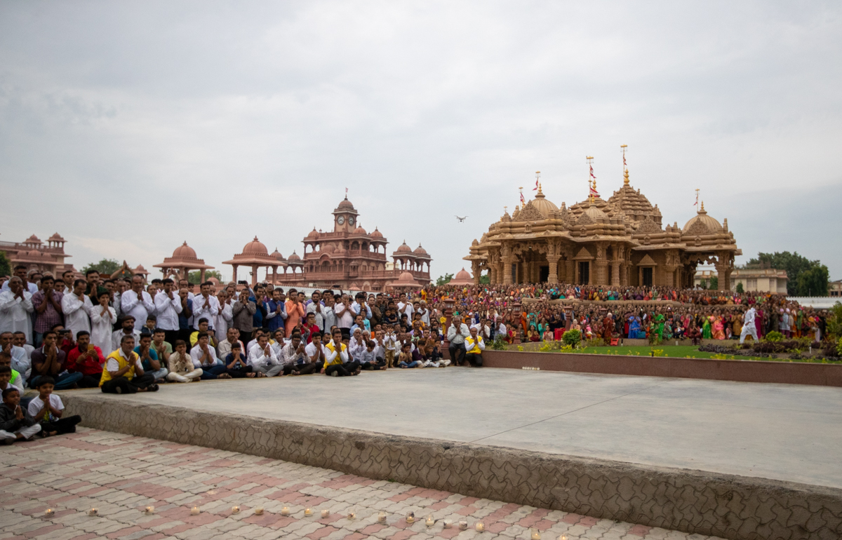 Devotees doing darshan of Swamishri