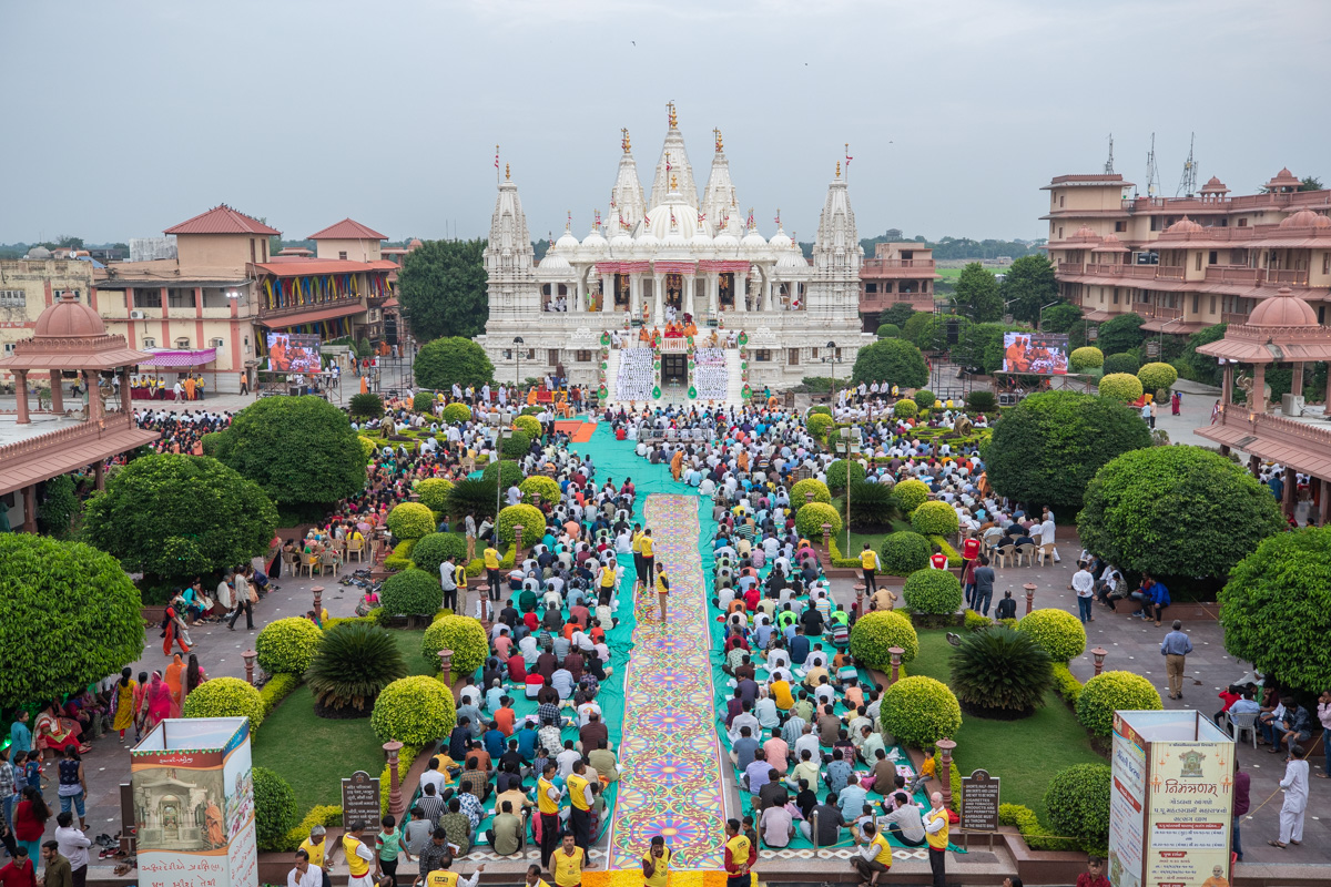 Devotees during the Chopda Pujan mahapuja