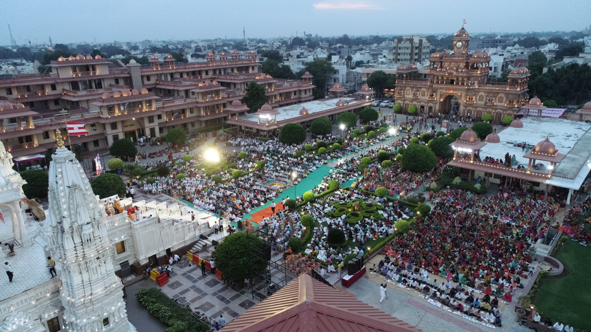 Devotees during the Chopda Pujan mahapuja