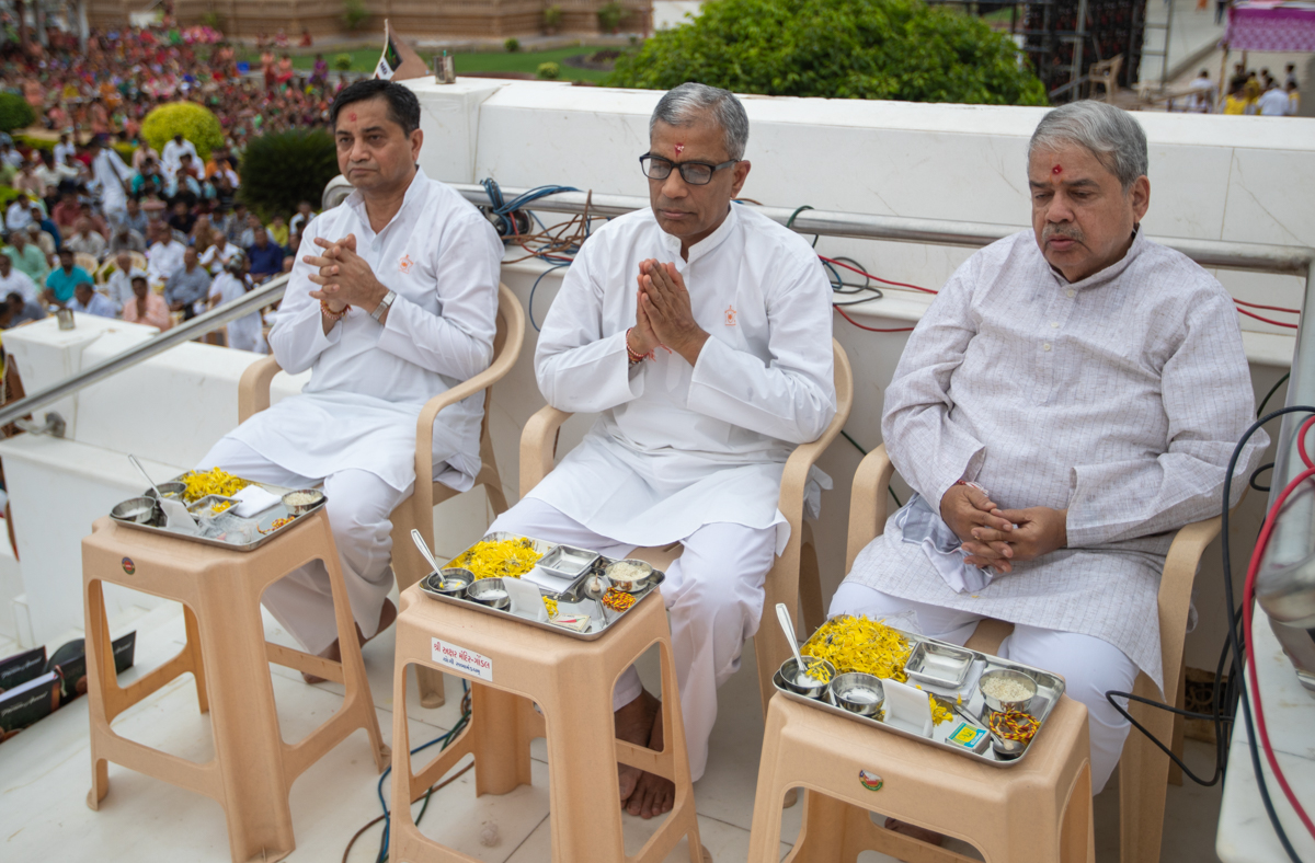 Devotees during the Chopda Pujan mahapuja