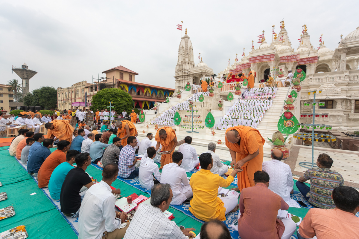 Sadhus tie nadachhadis to devotees