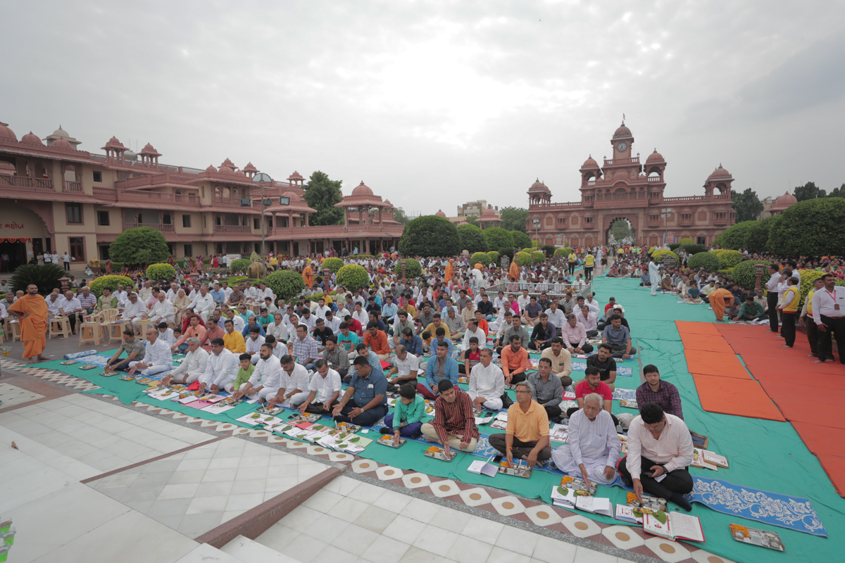 Devotees during the Chopda Pujan mahapuja