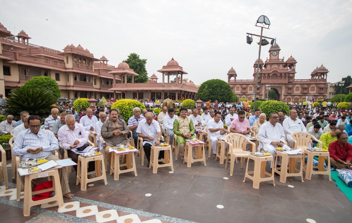 Devotees during the Chopda Pujan mahapuja