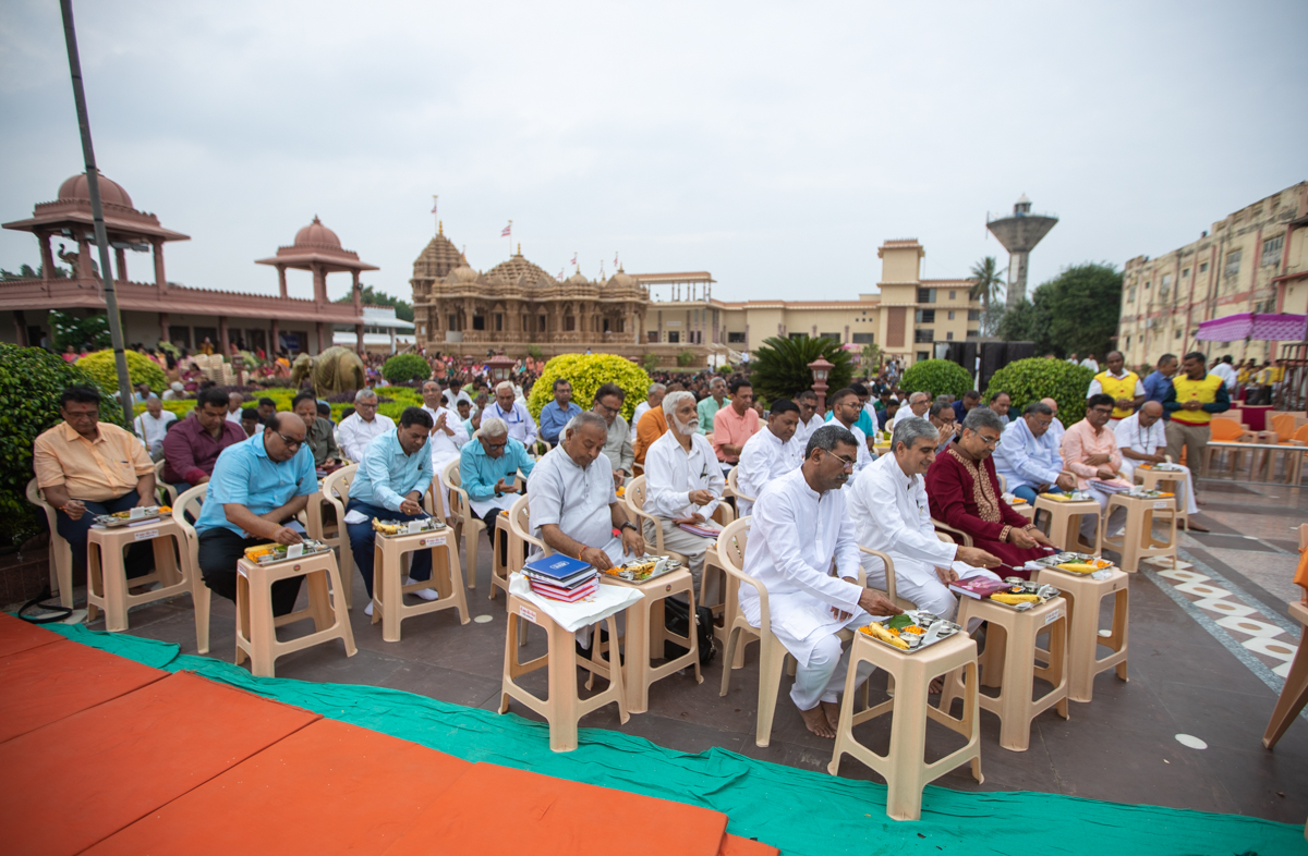 Devotees during the Chopda Pujan mahapuja