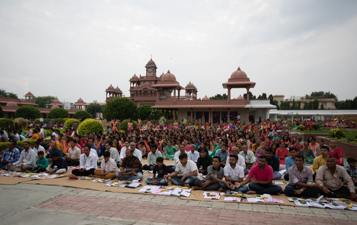 Devotees during the Chopda Pujan mahapuja