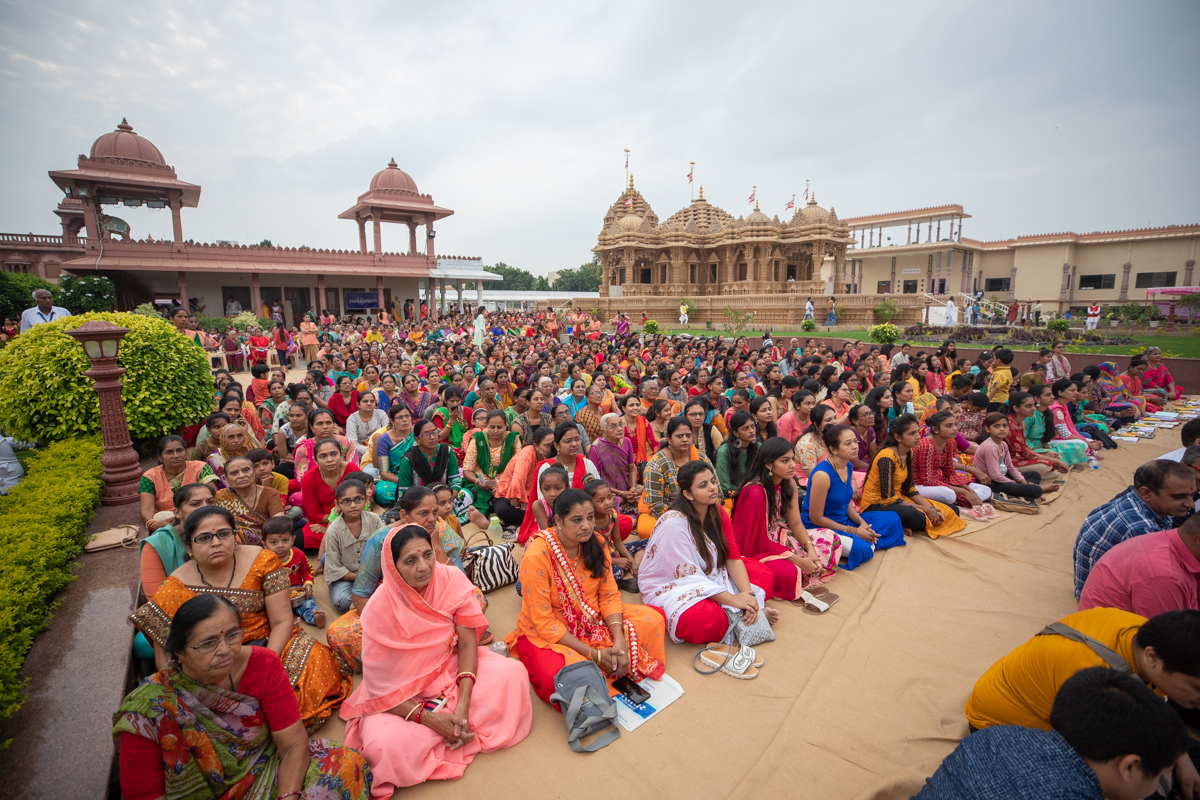 Devotees during the Chopda Pujan mahapuja