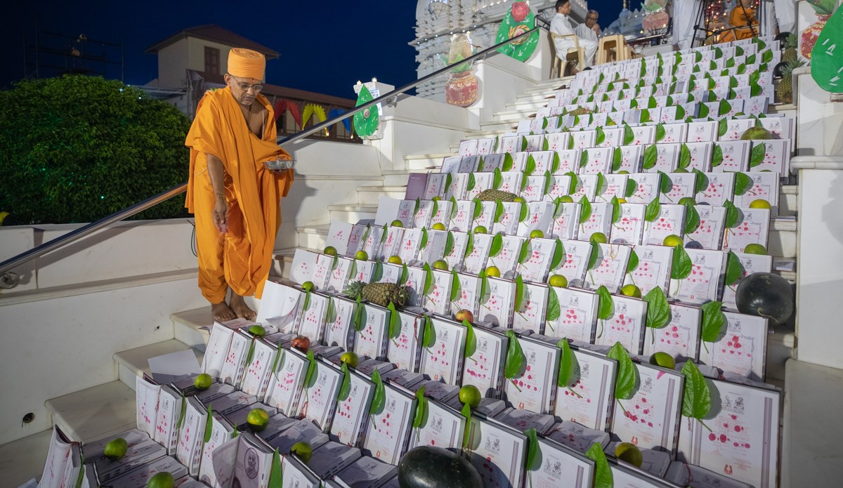 Divyapurush Swami showers sanctified rice grains on account books