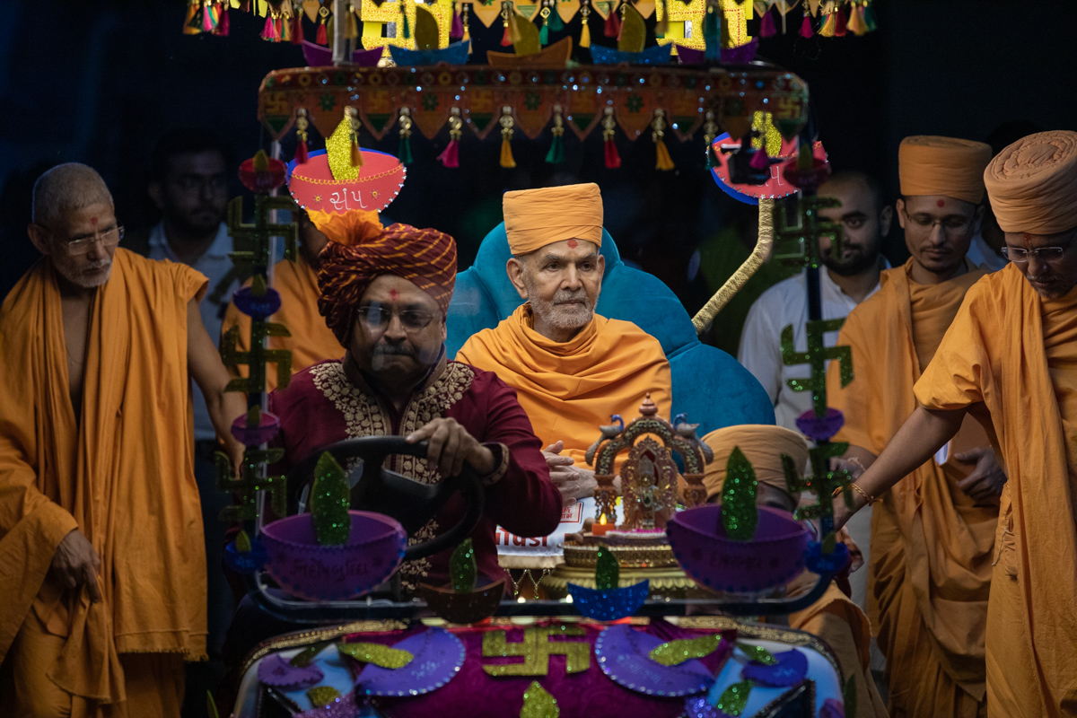 Swamishri on his way for Chopda Pujan mahapuja
