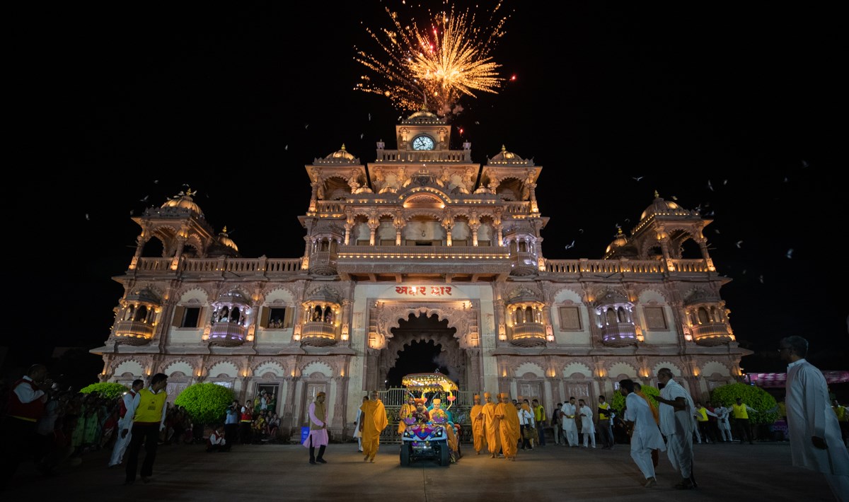 Swamishri arrives in Chopda Pujan mahapuja