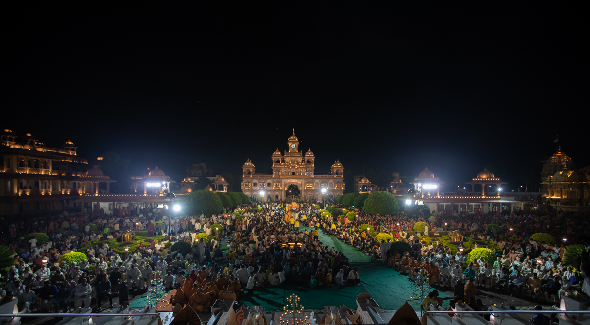 Devotees doing darshan of Swamishri