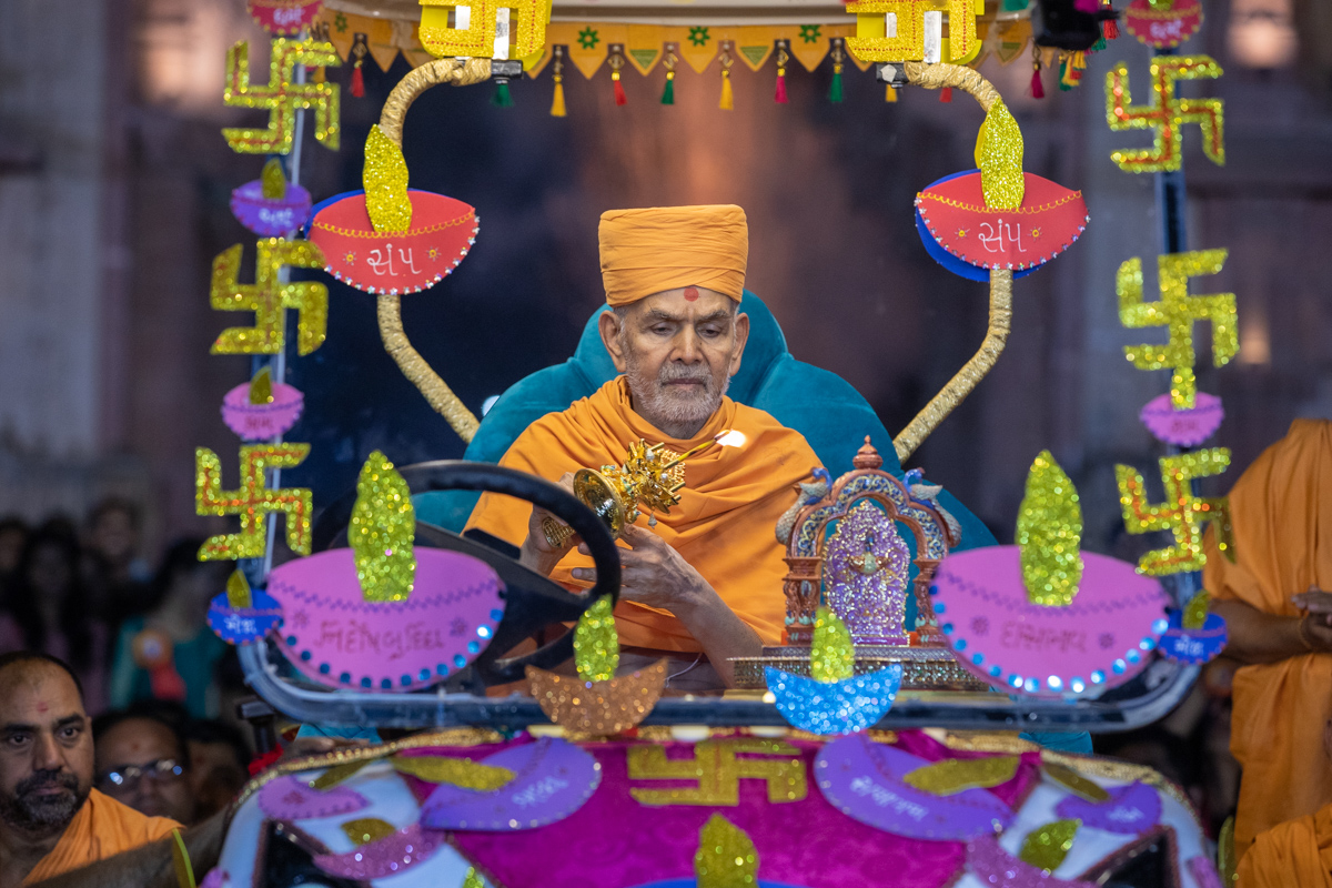 Swamishri performs the arti