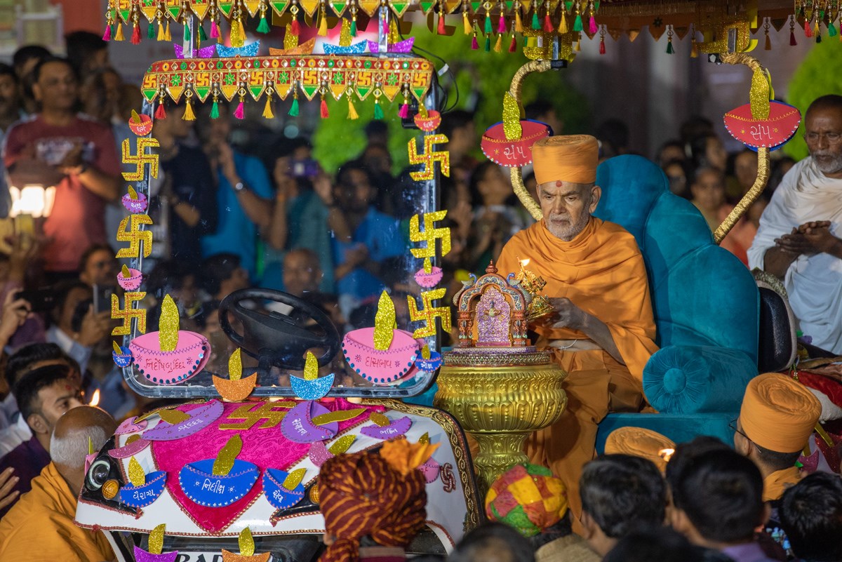 Swamishri performs the arti