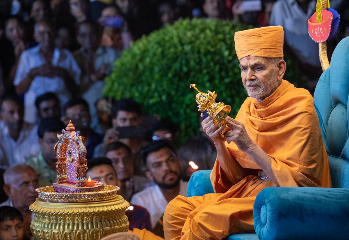 Swamishri performs the arti