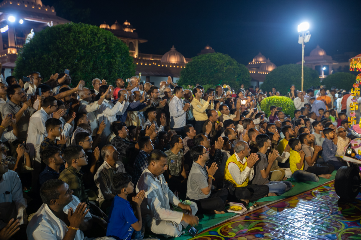 Devotees doing darshan of Swamishri