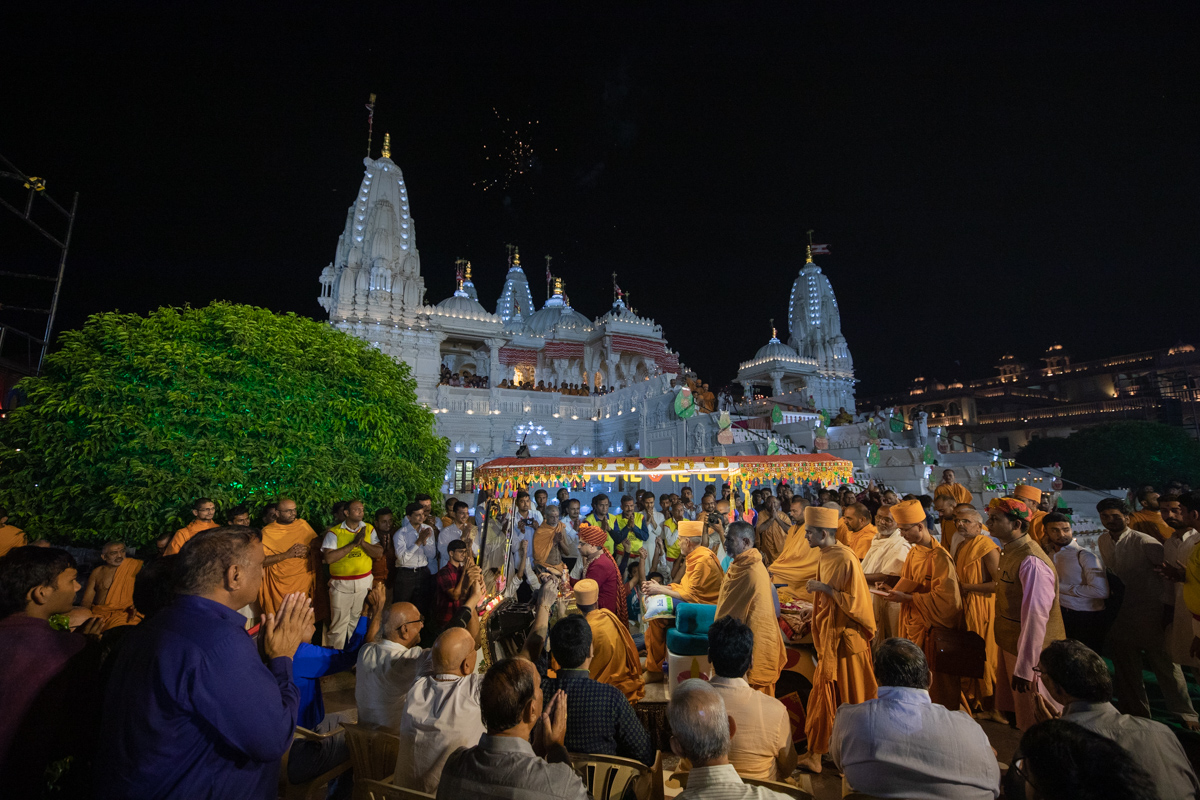 Devotees doing darshan of Swamishri