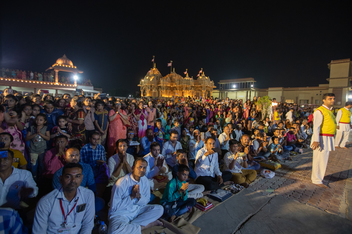 Devotees doing darshan of Swamishri
