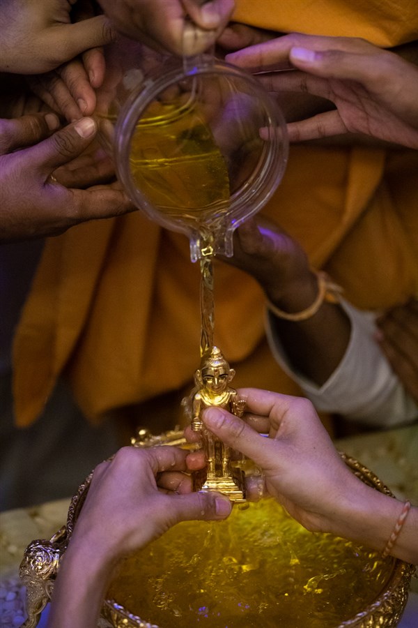 Shri Harikrishna Maharaj morning darshan