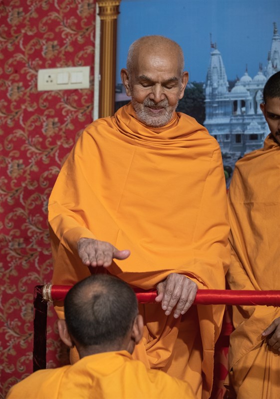 Swamishri blesses Divyapurush Swami