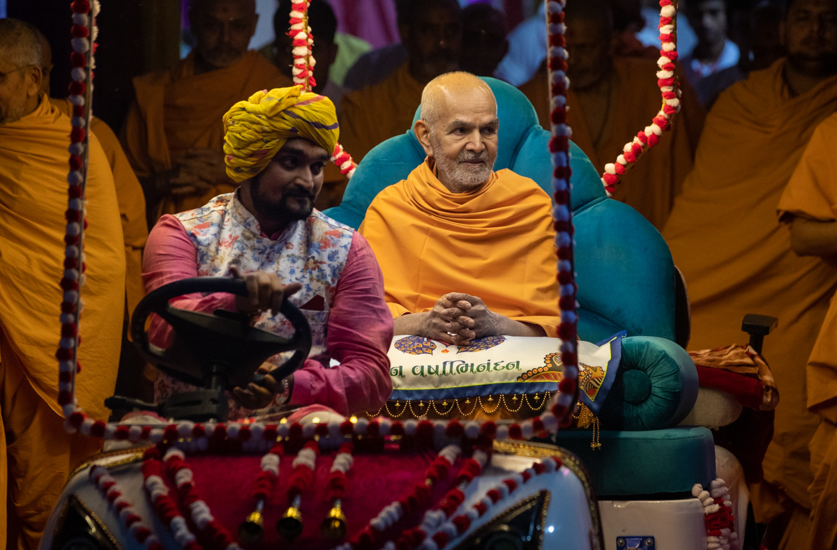 Swamishri on his way for Thakorji's darshan