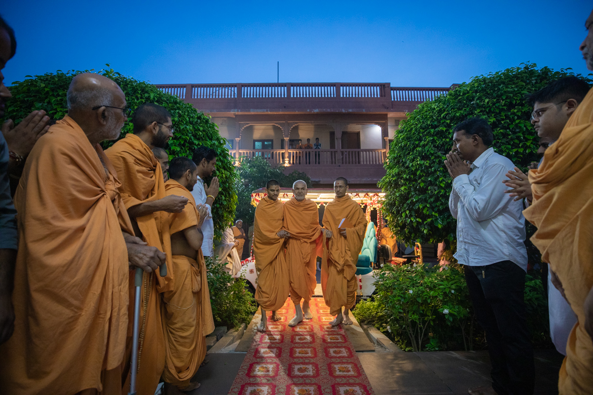 Swamishri arrives for Thakorji's darshan