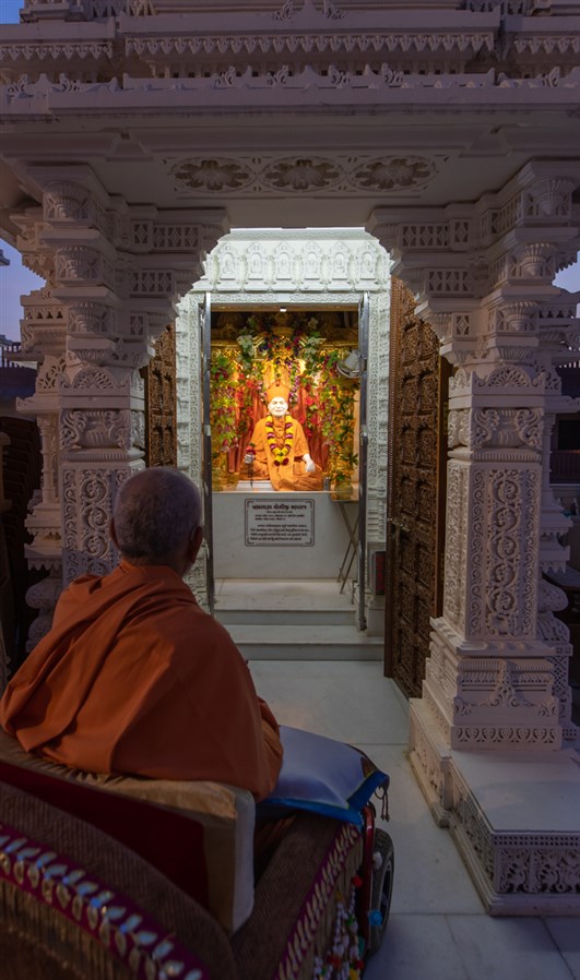 Swamishri engrossed in darshan of Brahmaswarup Yogiji Maharaj