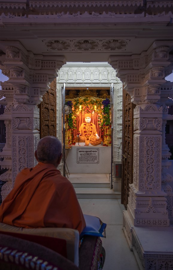 Swamishri engrossed in darshan of Brahmaswarup Pramukh Swami Maharaj