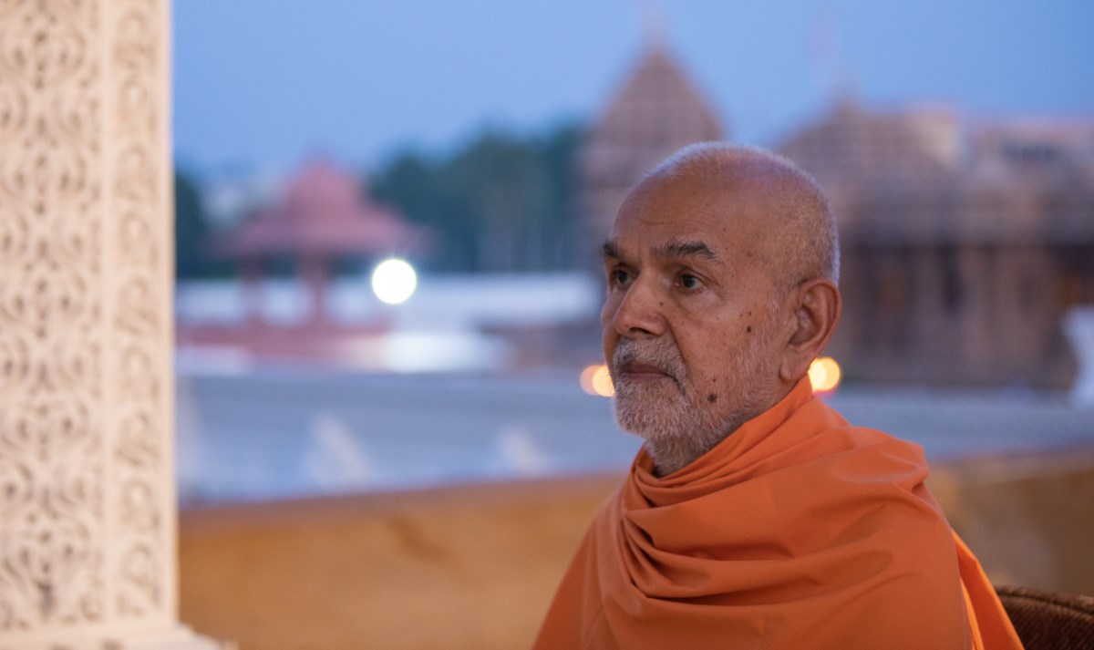 Swamishri engrossed in darshan