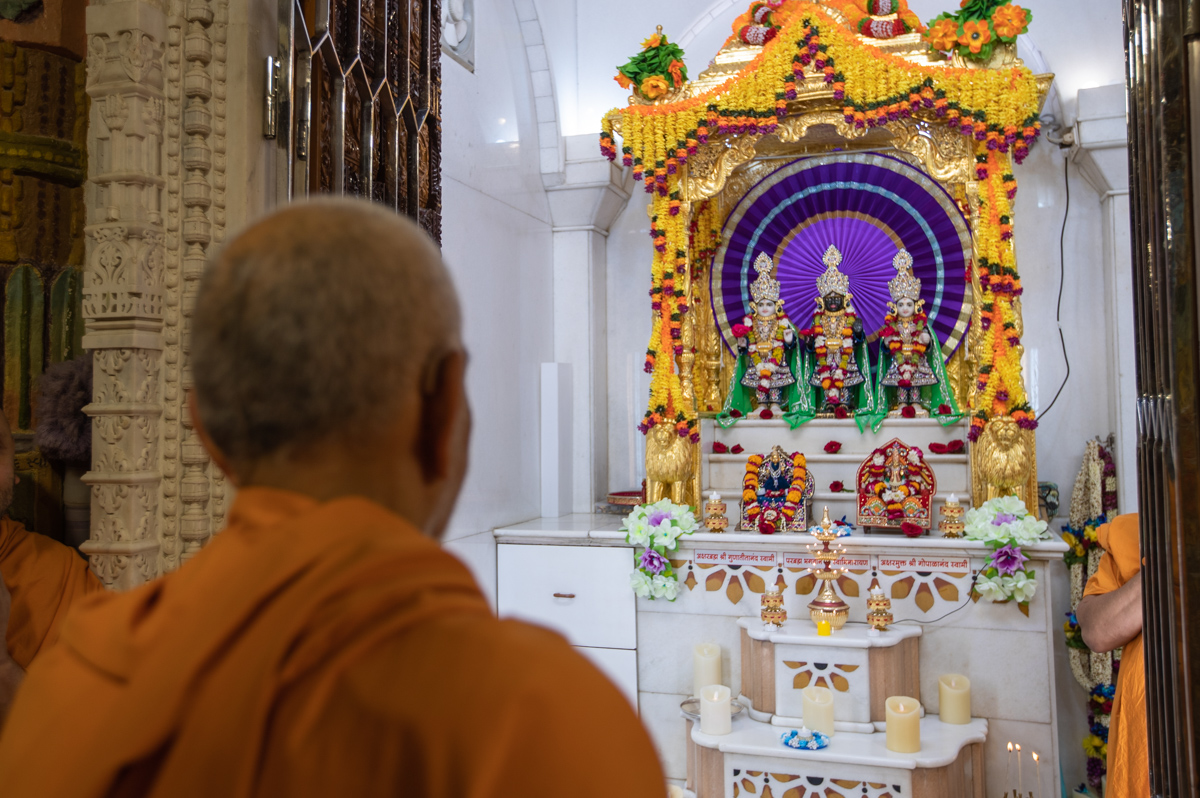Swamishri engrossed in darshan of Thakorji