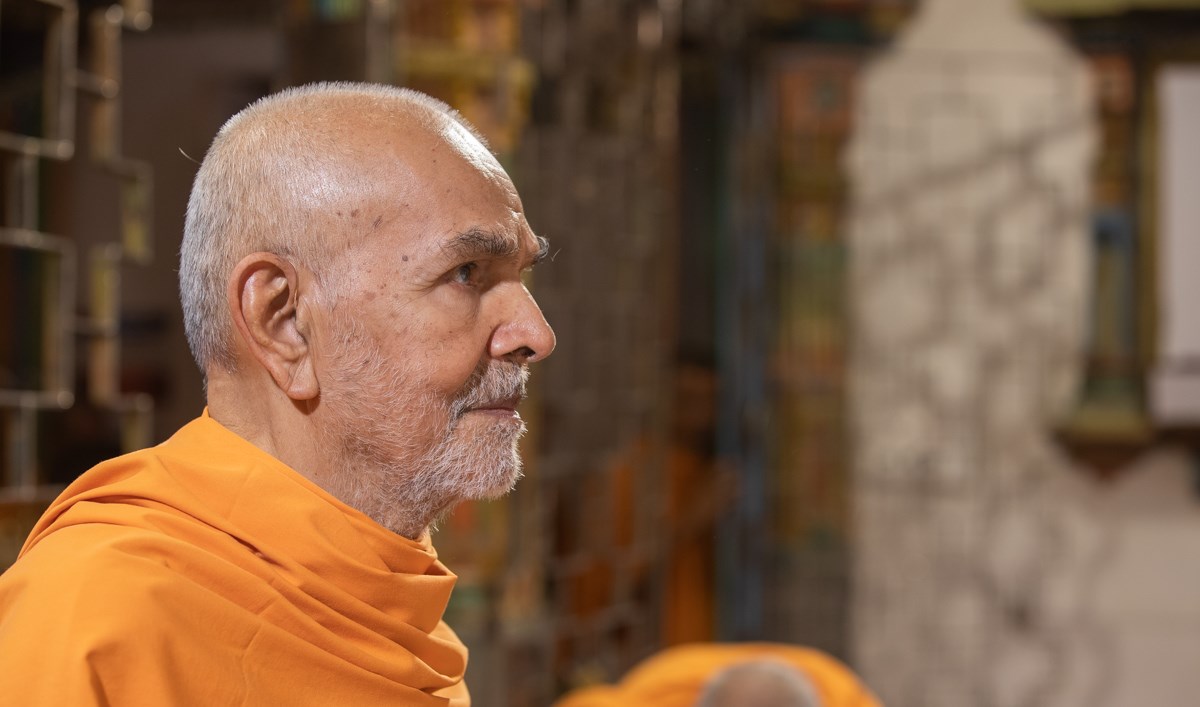 Swamishri engrossed in darshan