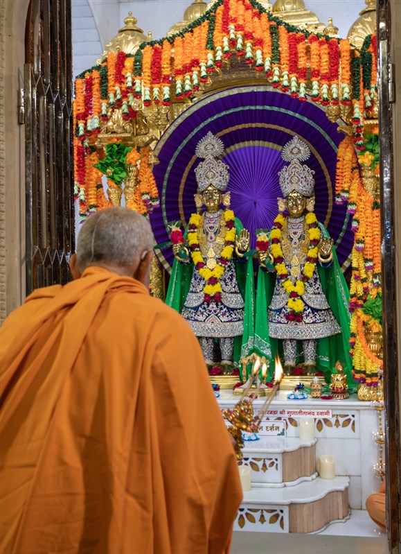 Swamishri performs the morning arti