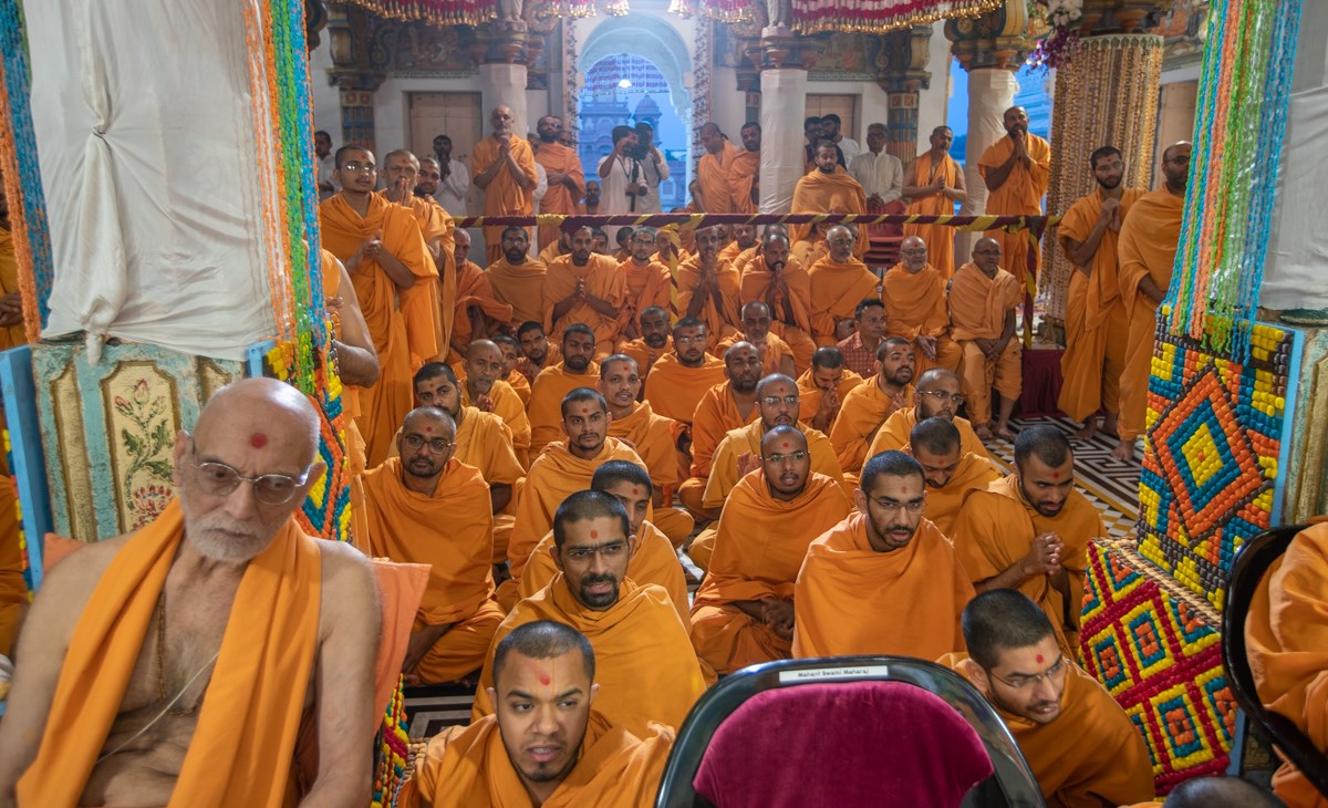 Sadhus doing darshan of the arti