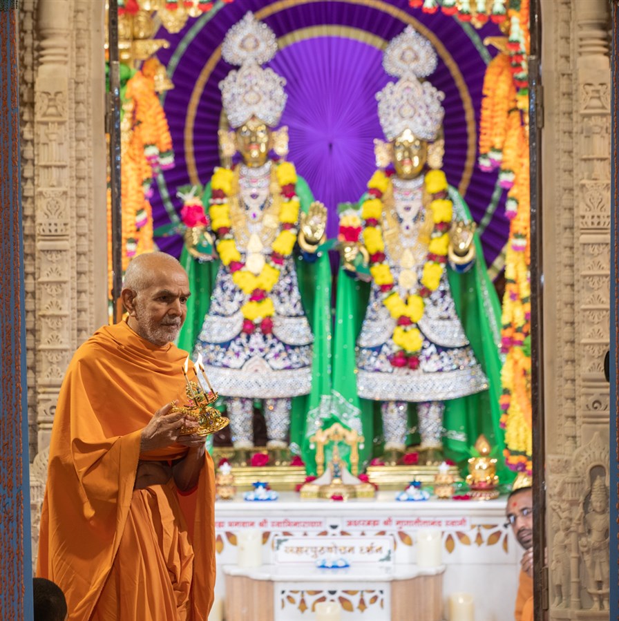 Swamishri performs the morning arti
