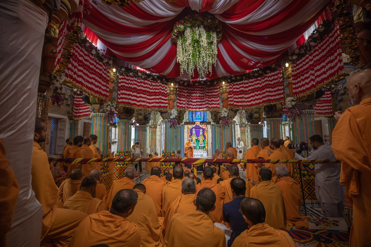 Sadhus doing darshan of the arti