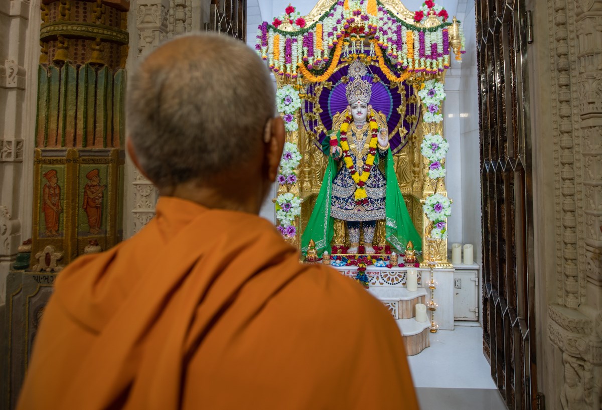Swamishri engrossed in darshan of Shri Ghanshyam Maharaj