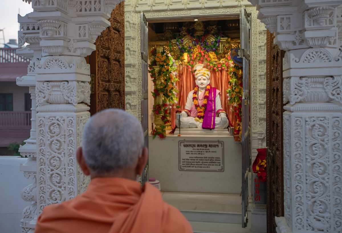 Swamishri engrossed in darshan of Brahmaswarup Bhagatji Maharaj