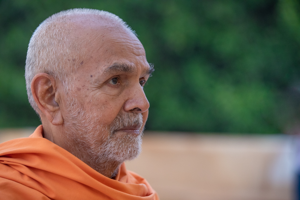 Swamishri engrossed in darshan