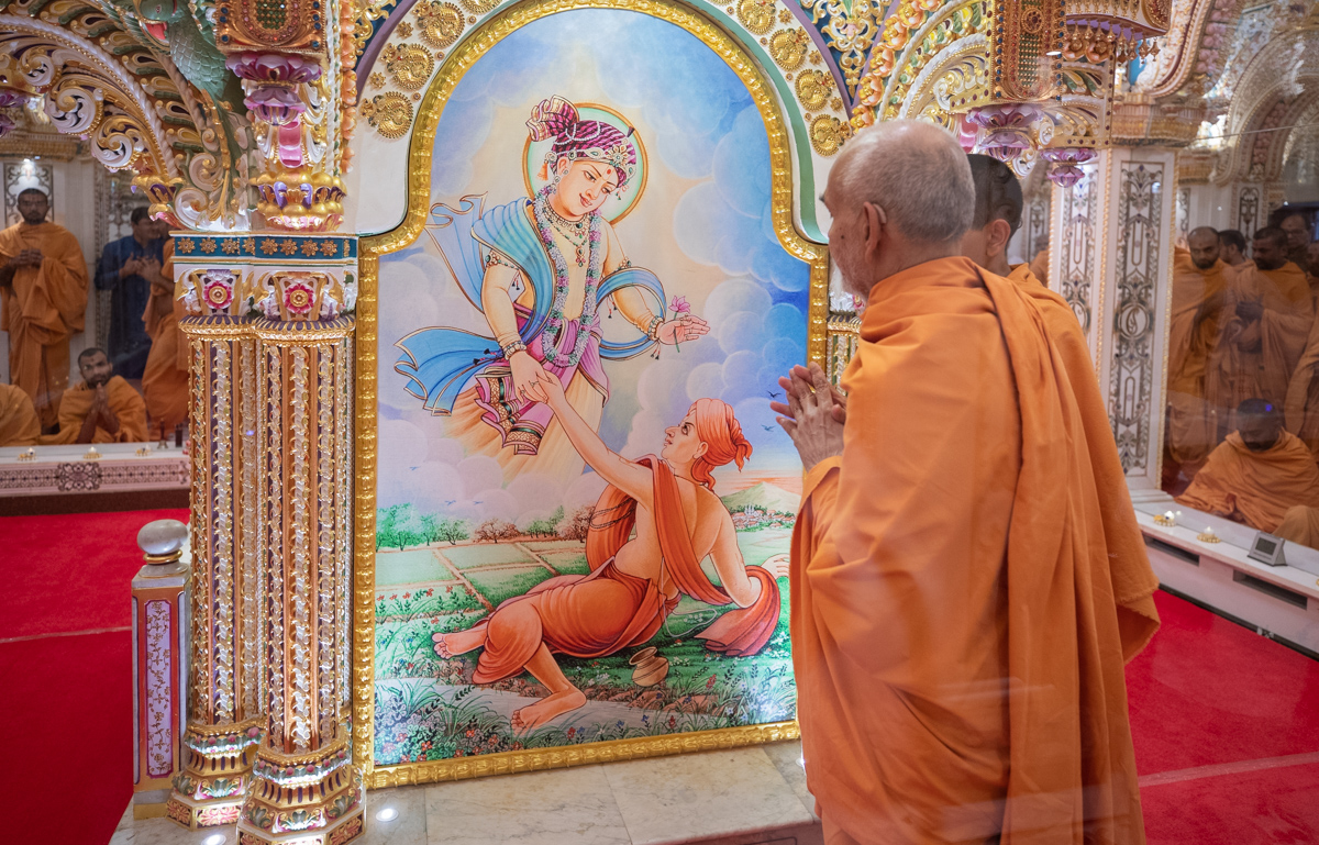 Swamishri engrossed in darshan in the Akshar Deri
