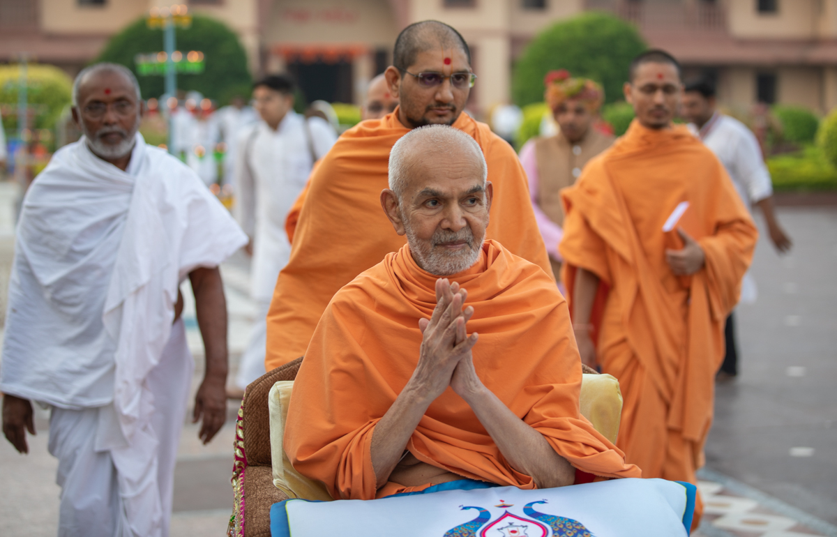 Swamishri greets devotees with folded hands
