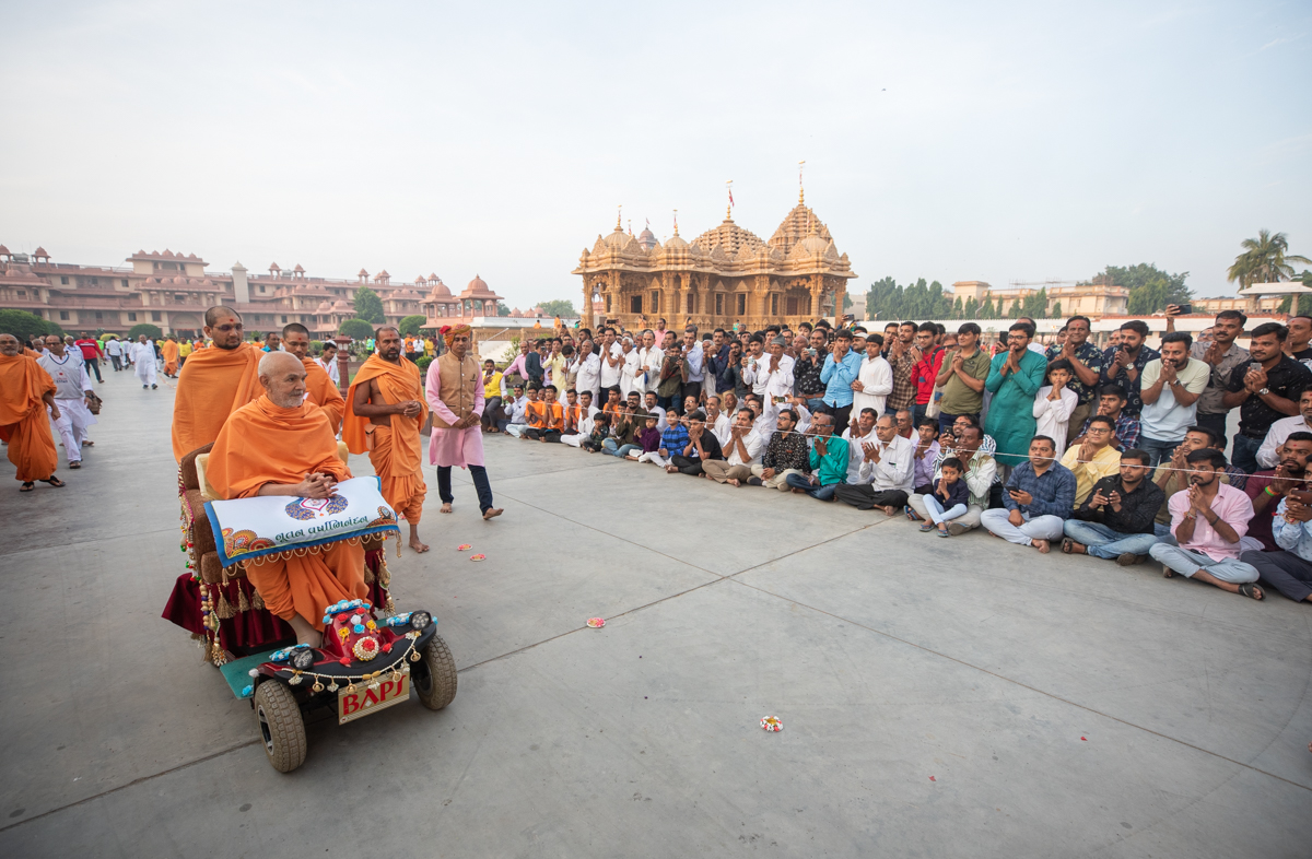 Devotees doing darshan of Swamishri