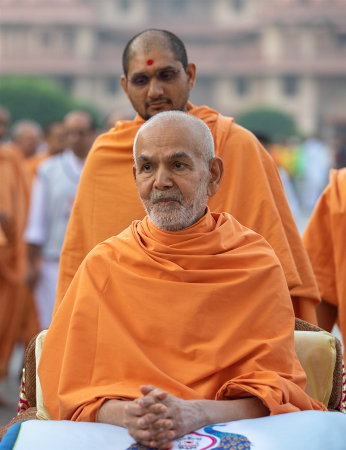 Swamishri greets devotees with folded hands