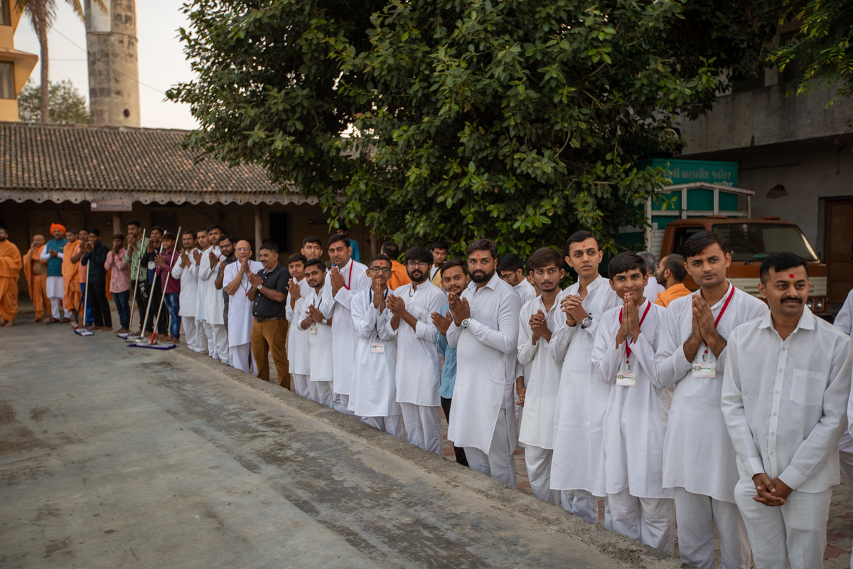 Youths doing darshan of Swamishri