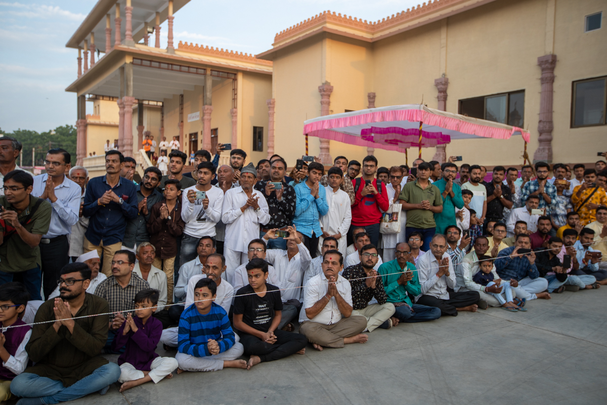 Devotees doing darshan of Swamishri