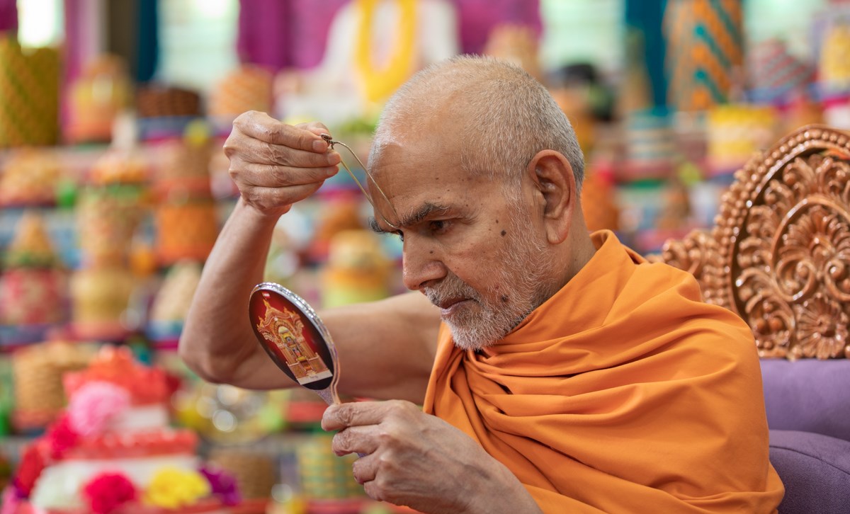 Swamishri applies tilak on his forehead