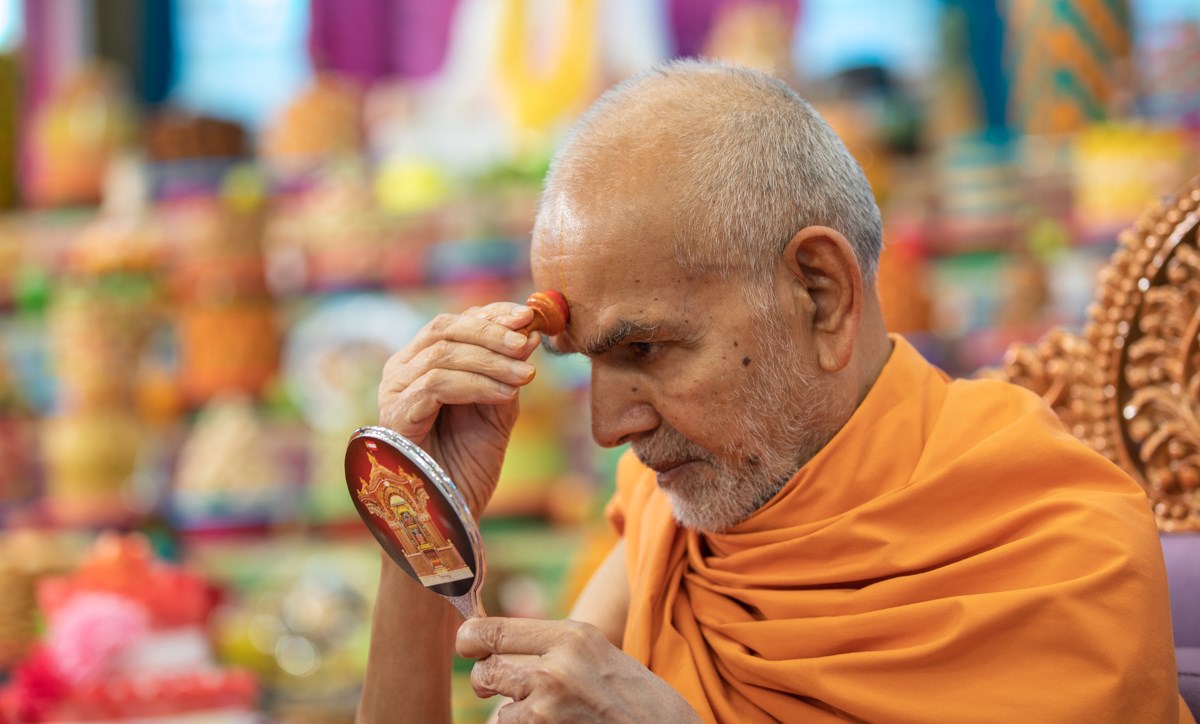 Swamishri applies chandlo