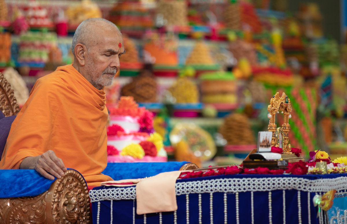 Swamishri meditates in his daily puja