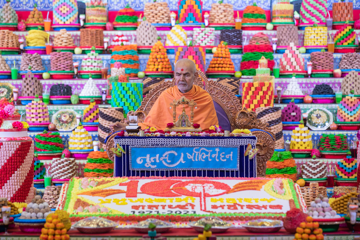 Swamishri meditates in his daily puja