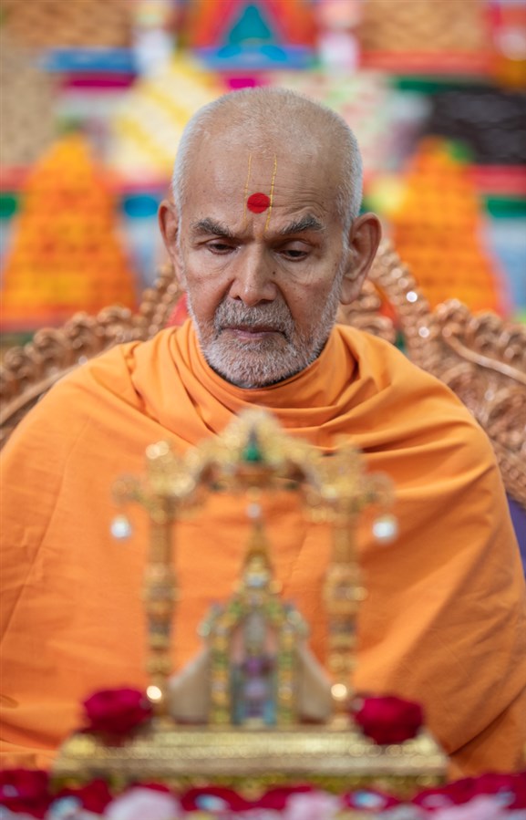 Swamishri performs his daily puja