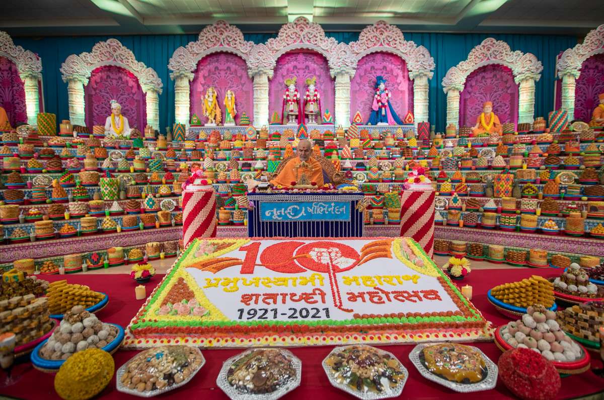 Swamishri performs his daily puja