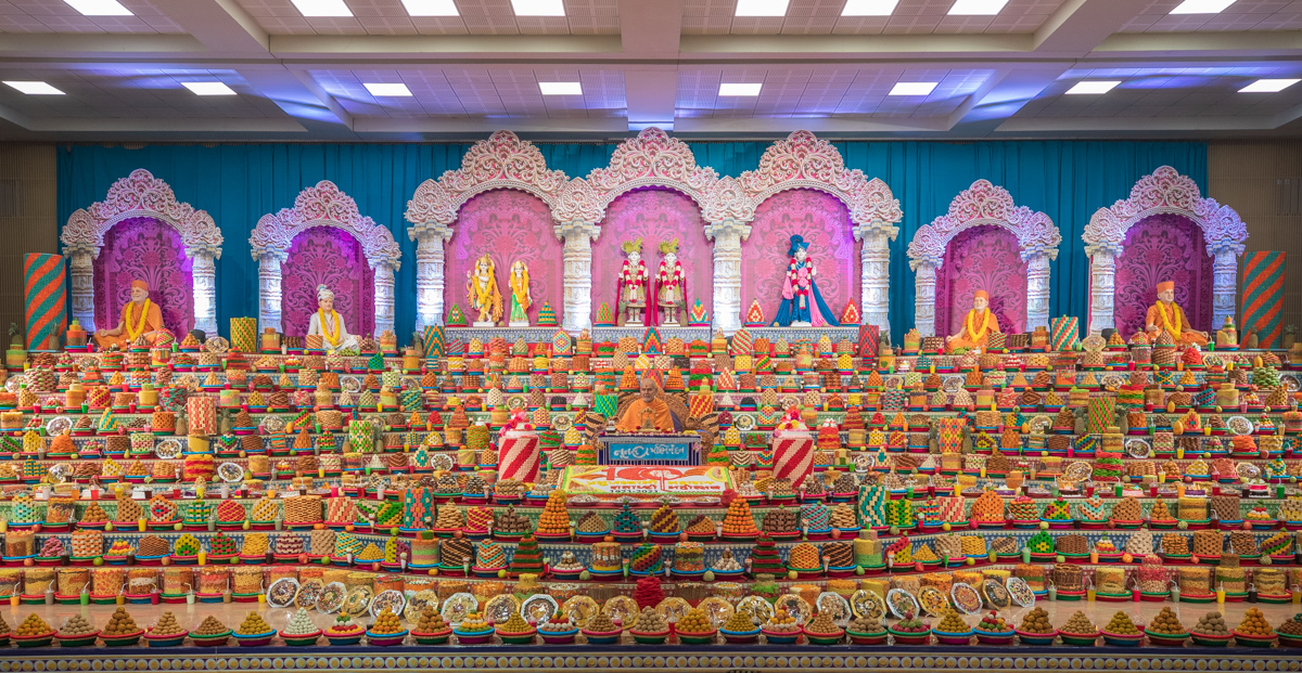 Swamishri performs his daily puja