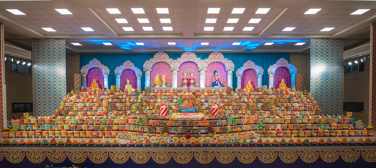 Swamishri performs his daily puja
